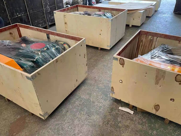 羅茨鼓風(fēng)機(jī)打包 開工啦!發(fā)往佛山XQSSR150羅茨鼓風(fēng)機(jī) 30KW4臺(圖1)